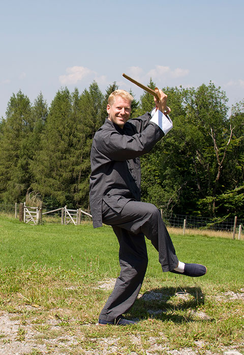 Alexander Sembritzki bei der Tai Chi Schwert-Form; Foto: Christine Rühmer